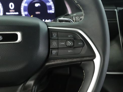 Used 2024 Jeep Grand Cherokee Limited w/ Black Appearance Package AWD/4WD image 9