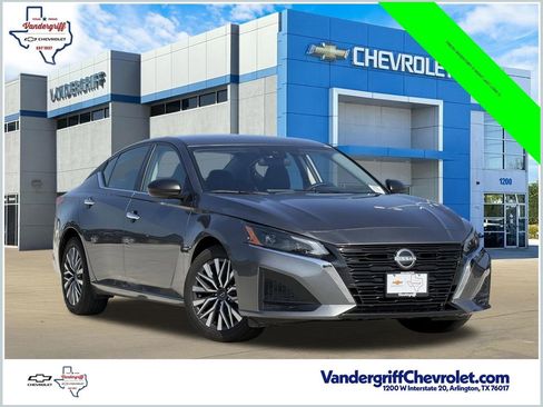 Used 2025 Nissan Altima 2.5 SV FWD image 1
