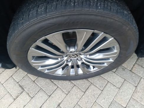 Used 2021 Toyota Venza Limited w/ Advanced Technology Package image 9