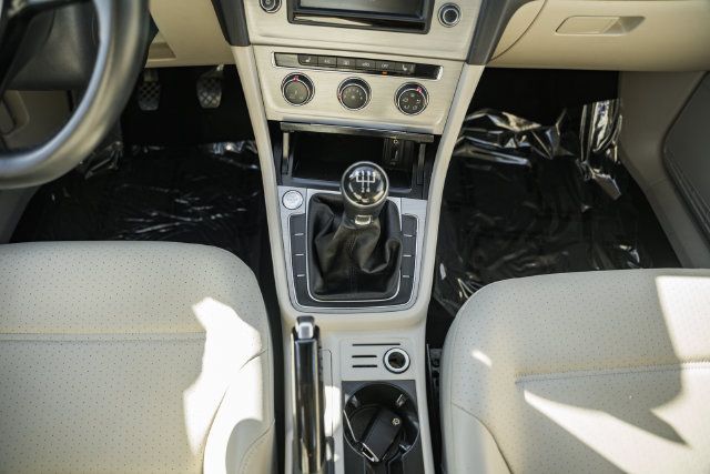 Used 2017 Volkswagen Golf 4-Door FWD image 29