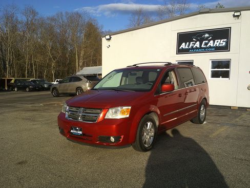 Used 2010 Dodge Grand Caravan SXT FWD image 1