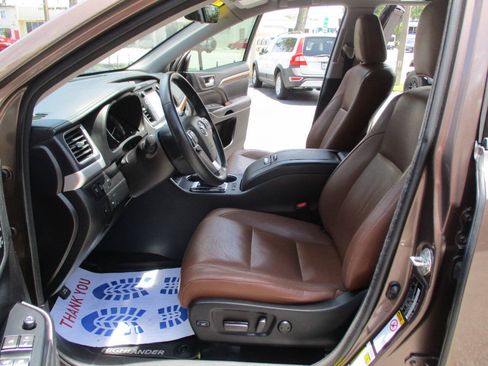 Used 2018 Toyota Highlander Limited FWD image 10