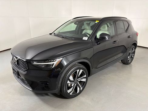 Used 2024 Volvo XC40 B5 Plus w/ Climate Package AWD/4WD image 4