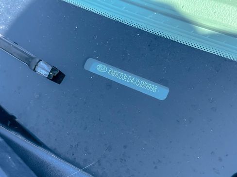 Used 2018 Kia Niro EX FWD image 2