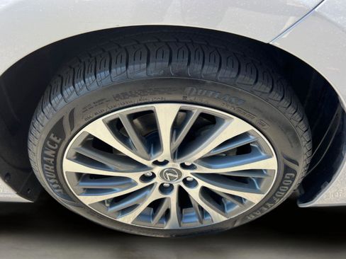 Used 2019 Lexus ES 350 Luxury w/ Accessory Package image 13