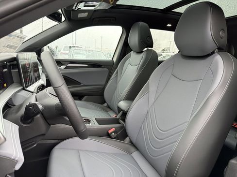 New 2026 Volkswagen Tiguan SE R-Line FWD image 12