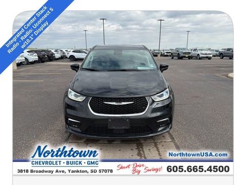 Used 2023 Chrysler Pacifica Touring-L FWD image 3