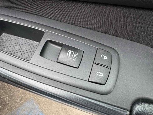 Used 2017 Jeep Cherokee Latitude w/ Comfort/Convenience Group image 29