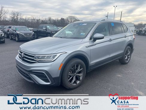 Used 2022 Volkswagen Tiguan SE image 1