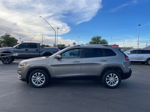 Used 2019 Jeep Cherokee Latitude w/ Popular Appearance Group FWD image 2