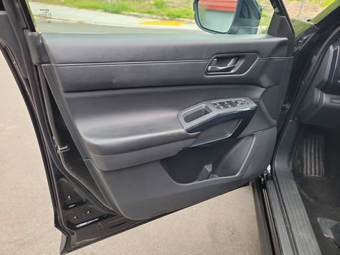 Used 2024 Nissan Pathfinder SV FWD image 11