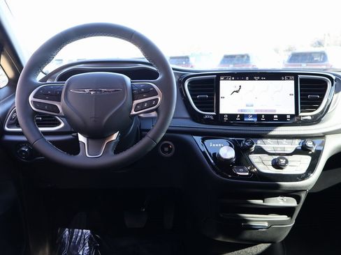 Used 2026 Chrysler Pacifica Select image 19