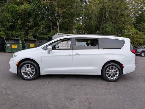 Certified 2022 Chrysler Pacifica Touring-L image 8