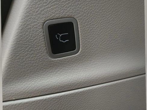 Used 2023 Chrysler Pacifica Limited FWD image 19