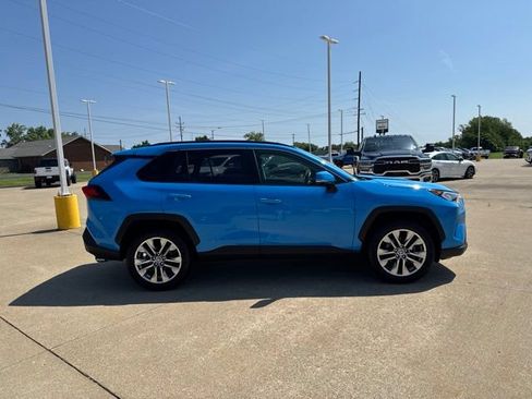 Used 2020 Toyota RAV4 XLE Premium AWD/4WD image 8