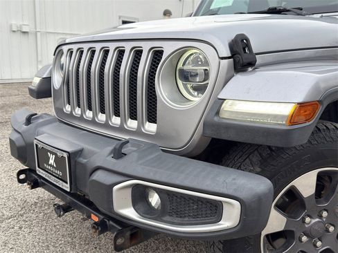 Used 2018 Jeep Wrangler Unlimited Sahara image 3