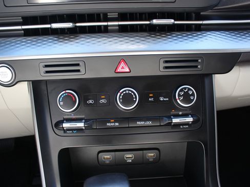 Certified 2024 Kia Carnival LX image 35