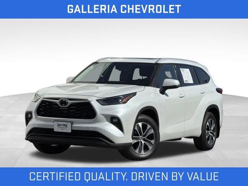 Used 2022 Toyota Highlander XLE FWD image 1