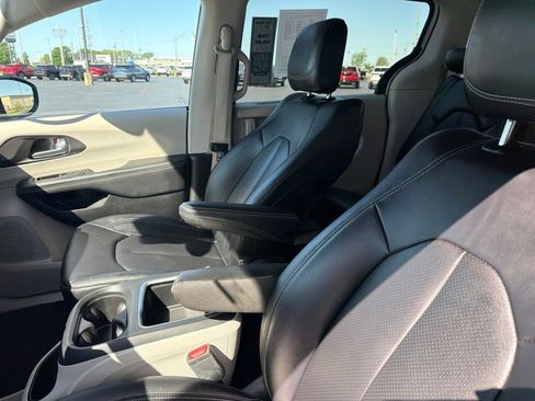 Used 2024 Chrysler Pacifica Touring-L FWD image 12