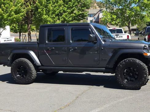 Used 2023 Jeep Gladiator Sport AWD/4WD image 2