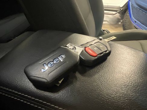 Used 2019 Jeep Wrangler Unlimited Sahara AWD/4WD image 35