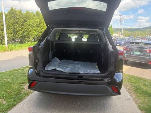 Used 2021 Toyota Highlander XLE AWD/4WD image 30