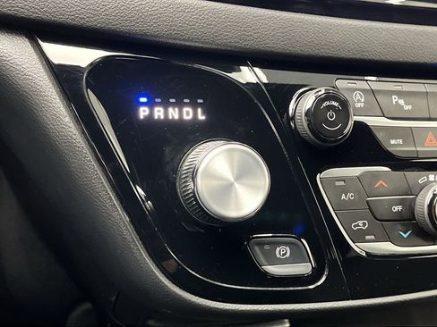 Used 2025 Chrysler Pacifica Select image 25