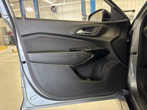 Used 2025 Chevrolet Trax RS w/ Sunroof Package FWD image 15