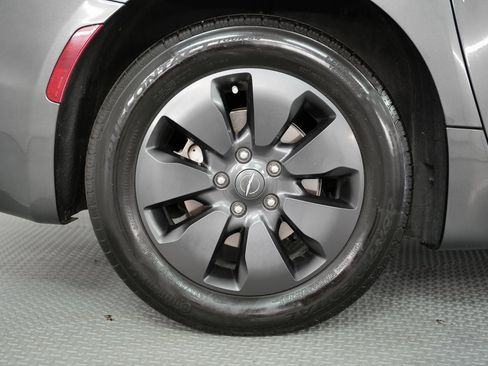 Used 2019 Chrysler Pacifica Limited w/ Advanced Safetytec Group image 63