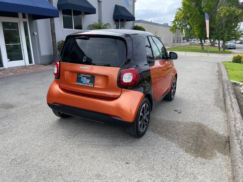 Used 2016 smart fortwo pure RWD image 5