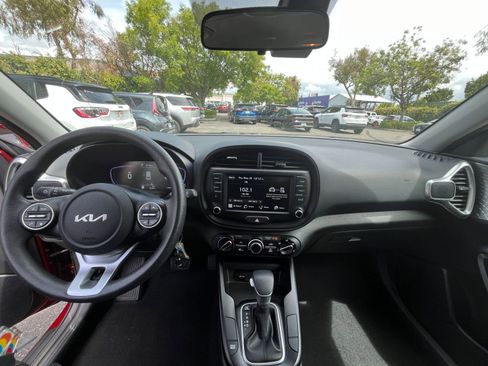 Used 2025 Kia Soul LX w/ LX Technology Package FWD image 31