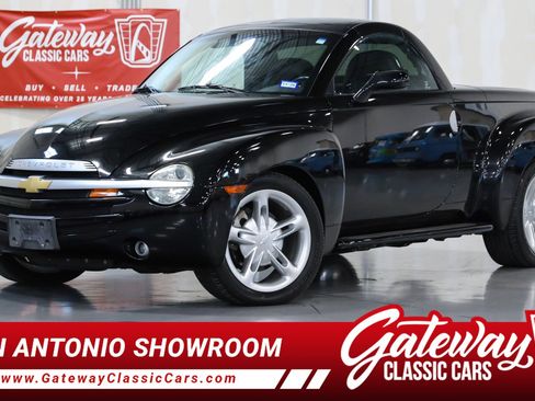 Used 2003 Chevrolet SSR w/ Preferred Equipment Group RWD image 1