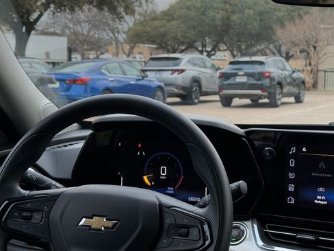 Used 2025 Chevrolet Trax LT image 34