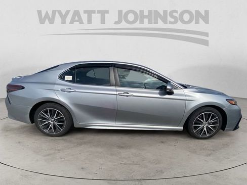 Used 2021 Toyota Camry SE FWD image 11