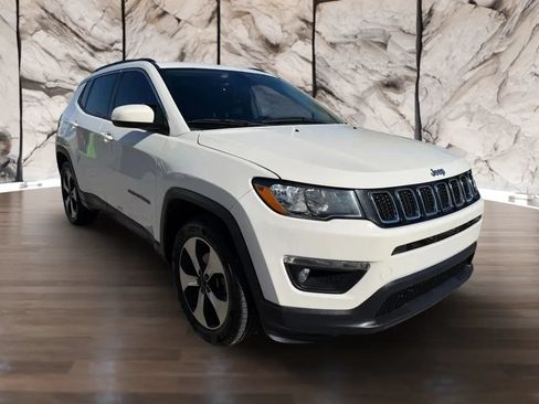 Used 2018 Jeep Compass Latitude w/ Popular Equipment Group FWD image 4