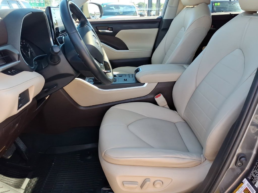 Used 2020 Toyota Highlander XLE FWD image 15