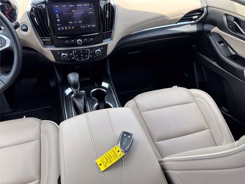 Used 2023 Chevrolet Traverse Premier FWD image 17