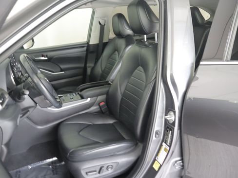 Used 2021 Toyota Highlander XLE AWD/4WD image 8