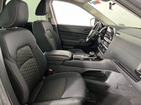 Used 2024 Nissan Pathfinder SV w/ Black Appearance Package image 32