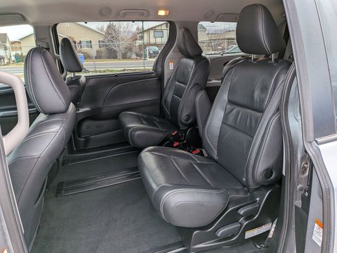 Used 2017 Toyota Sienna SE image 28