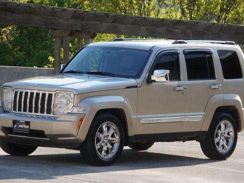 Used 2010 Jeep Liberty Limited w/ Tire & Wheel Group image 2