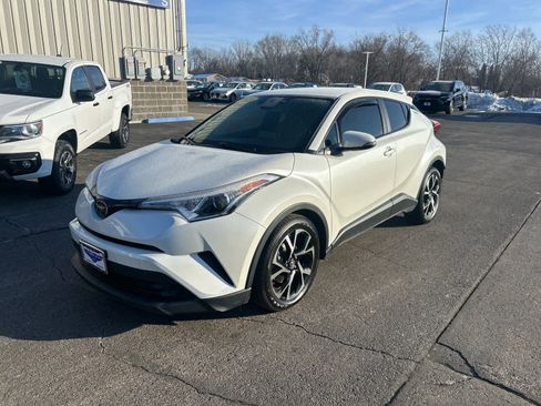 Used 2019 Toyota C-HR XLE image 7