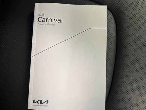 Used 2025 Kia Carnival FWD image 32