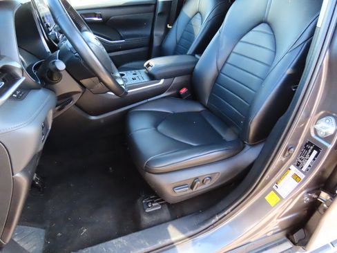 Used 2023 Toyota Highlander XLE image 41