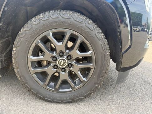 Used 2024 Toyota Sequoia Platinum AWD/4WD image 4