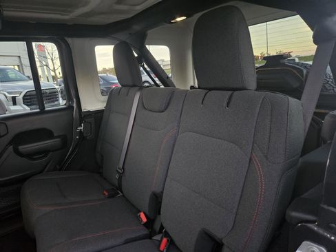 Used 2025 Jeep Wrangler Unlimited Rubicon image 30