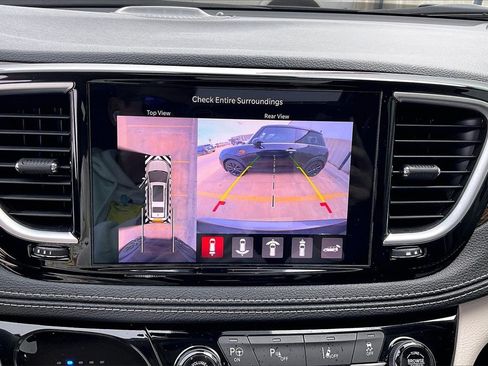 Used 2023 Chrysler Pacifica Limited image 21