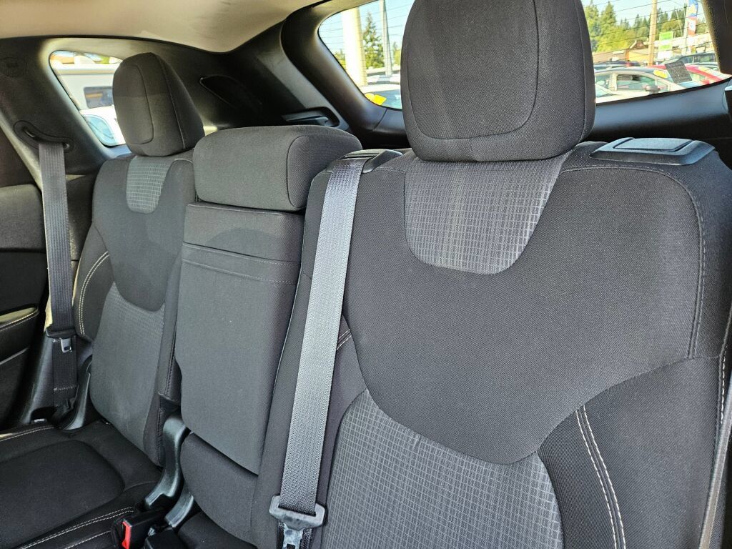 Used 2017 Jeep Cherokee Latitude w/ Cold Weather Group AWD/4WD image 12