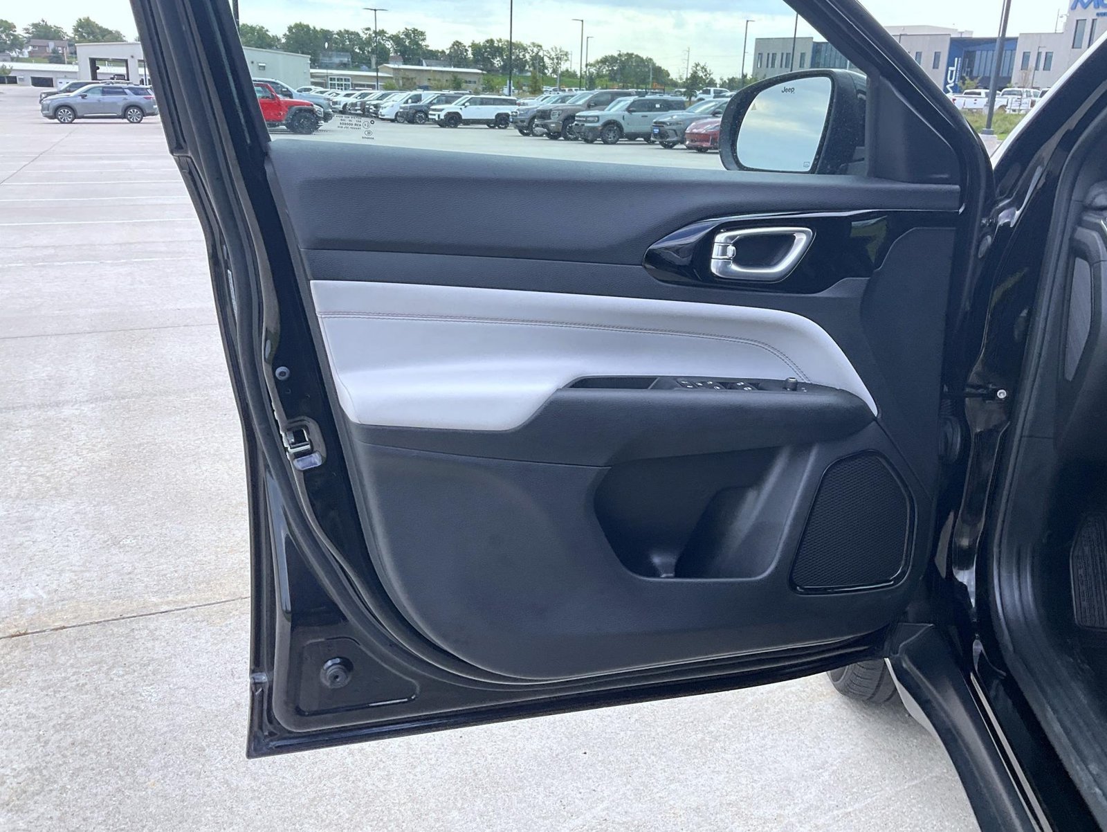 Used 2023 Jeep Compass Limited AWD/4WD image 10
