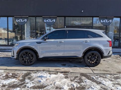 Certified 2022 Kia Sorento SX image 11